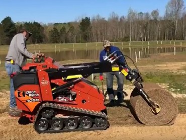 DITCH WITCH SKID STEER SK1050 - LAYING TURF